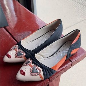 Alice + Olivia Stylish Black and Orange Women's Flats